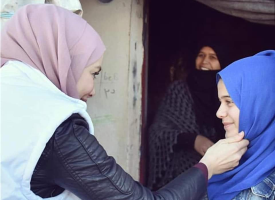 بالصور ..  فنانة تركية شهيرة ترتدي الحجاب