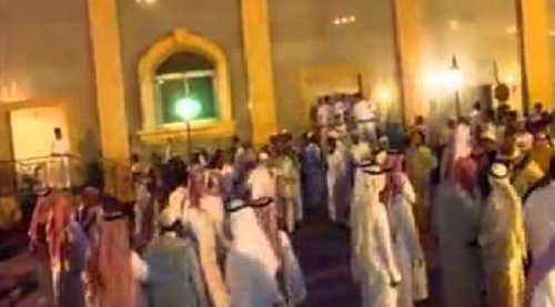 شاعر محاورة يتسبب بـ مشاجرة بالأيدي بين المعازيم في حفل زواج عائلة سعودية