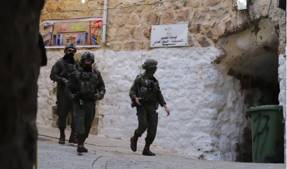 اقتحامات بأنحاء بالضفة واعتداءات للمستوطنين في الخليل