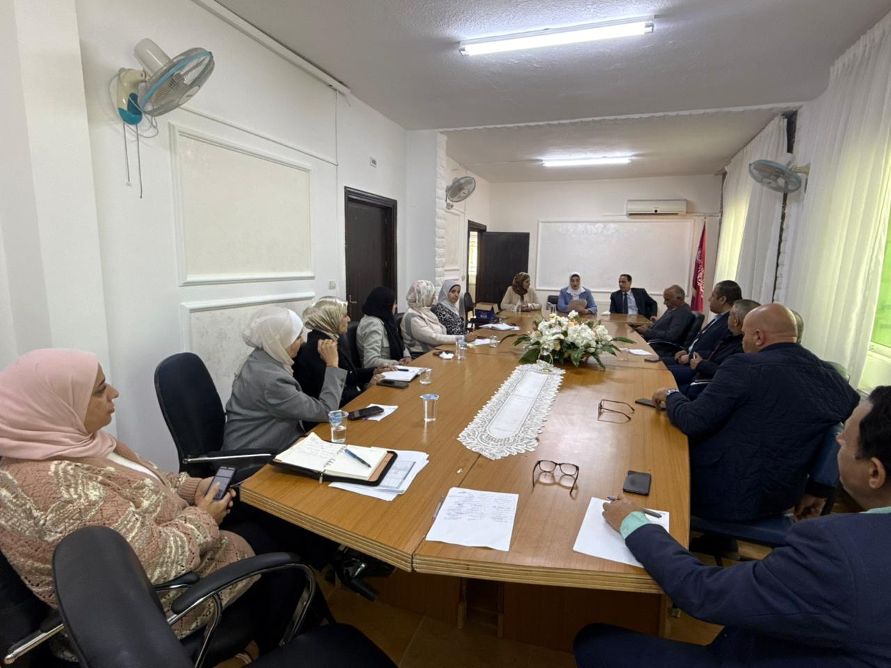 السواريس تبحث جاهزية الأقسام وتستعرض الاستعدادات ليوم العلم