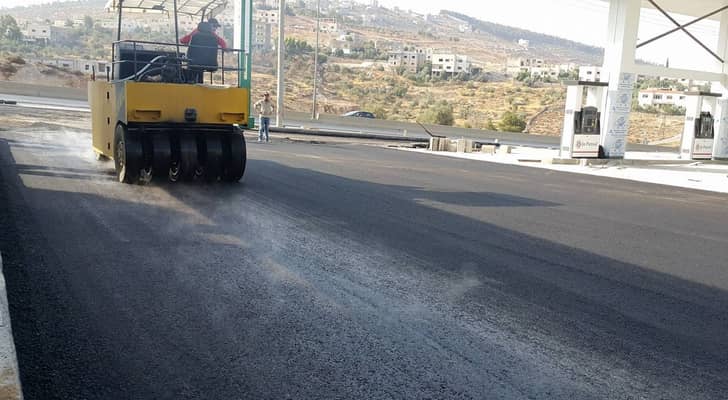 أمانة عمان تباشر أعمال قشط وتعبيد شوارع في منطقتي الجبيهة وزهران السبت