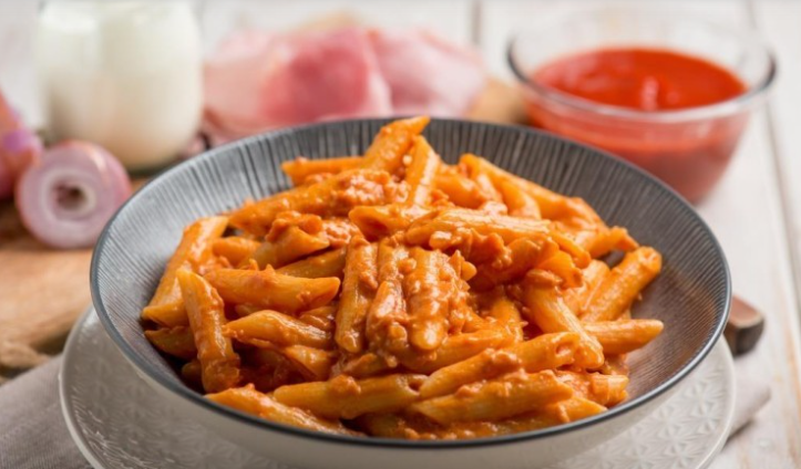 مكرونة بالصلصة الوردية
