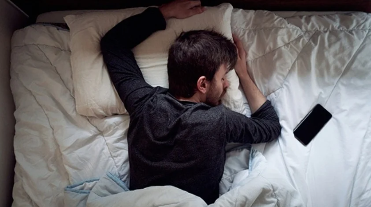 خرافة أم حقيقة؟ ..  العلم يكشف إمكانية "تخزين النوم" قبل ليالي السهر