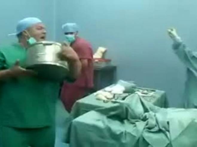 بالفيديو .. وصلة رقص لأطباء أثناء عملية جراحية لمريض
