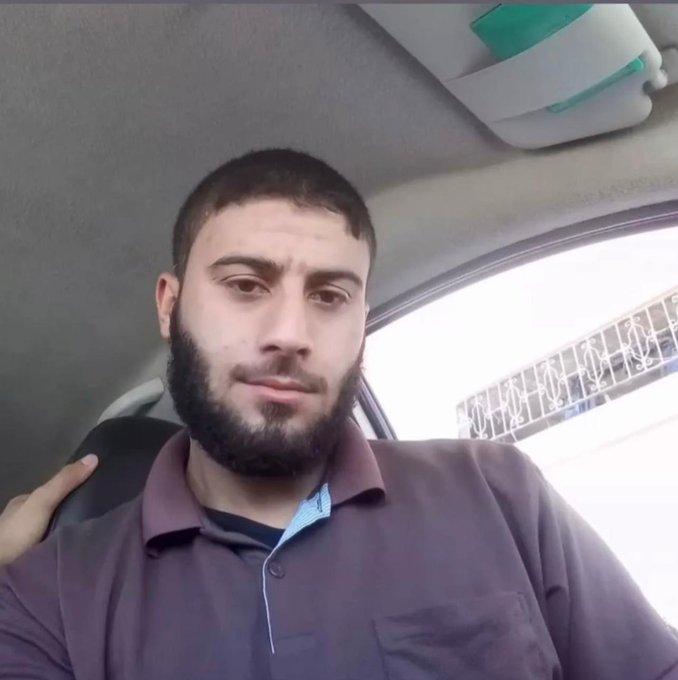 بالفيديو  ..  الشهيد عمر الدحدوح يواجه وحده صهيونية كاملة لوحده ويطاردهم على درج منزل قبل استشهاده 