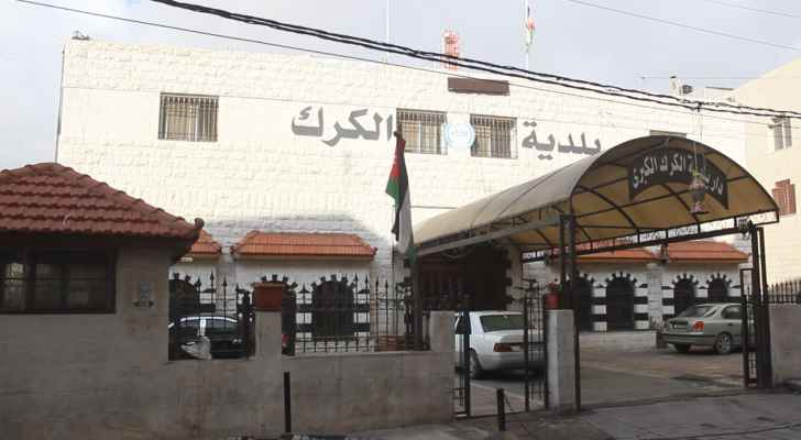 بلدية الكرك توقف 24 عامل وطن عن العمل تعسفيا وهاتف رئيس البلدية مغلق 
