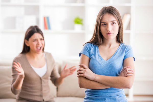 صديقتي تتجاهلني وتخاصمني بدون سبب