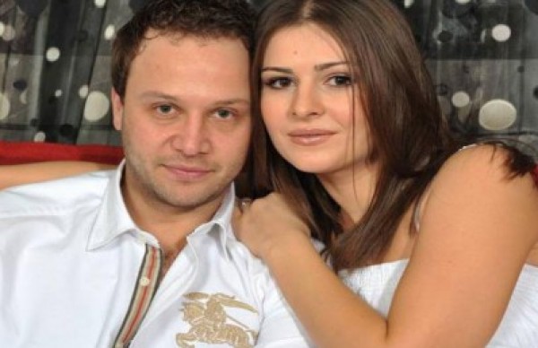 الفنان السوري مكسيم خليل وزوجته على قوائم اعتقال الأسد   
