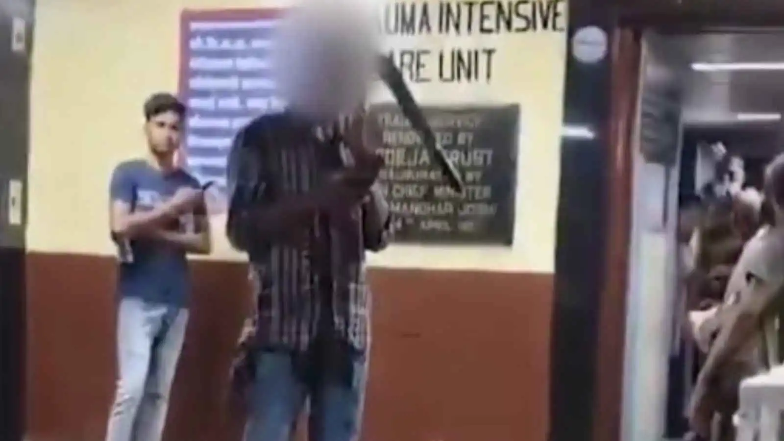 أسعف نفسه بنفسه ..  شاب يلجأ للمستشفى وبرأسه ساطور   ..  فيديو 