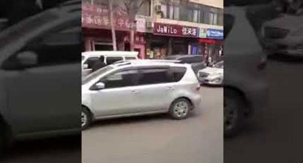 بالفيديو .. رجل يحاول قتل زوجته بمفك في الشارع