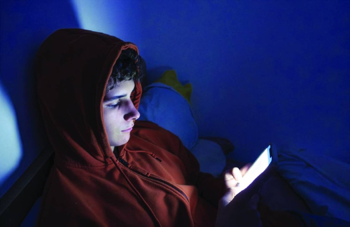 شاشة الهاتف تسرّع ظهور الشيب والتجاعيد