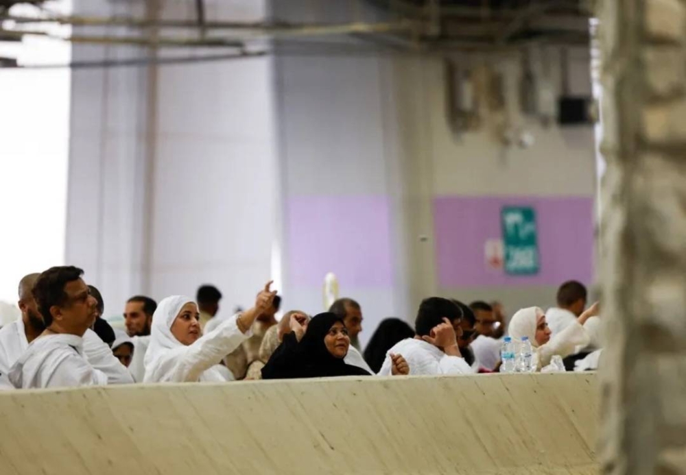 الحجاج يرمون الجمرات في أول أيام التشريق