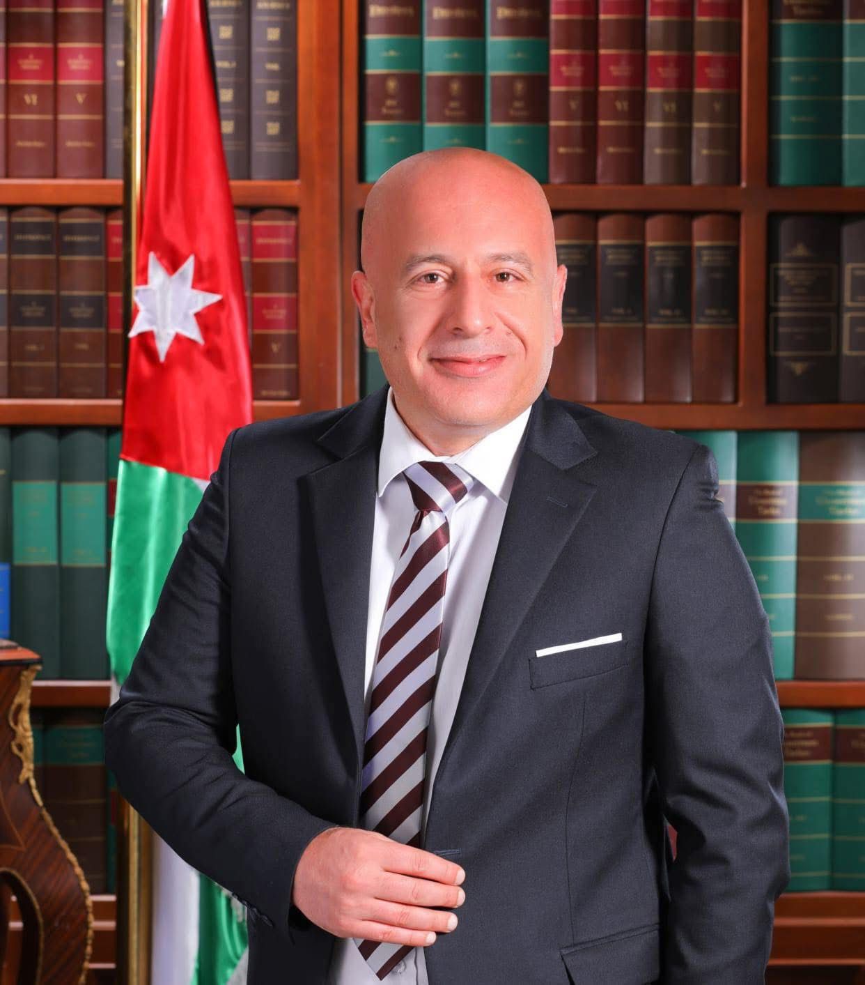  الدكتور حازم القرالة يكتب: نظام البصمة للأطباء و دستورية المادة (46) من نظام ادارة الموارد البشرية رقم (33) لسنة 2024