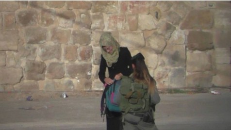 بالصور .. فلسطينية تطعن شرطية صهيونية بالخليل