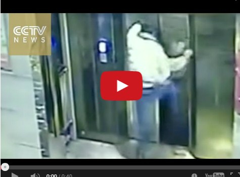 بالفيديو  ..  مخمور يسقط من الطابق الرابع بعد ان ركل باب المصعد بقدمه