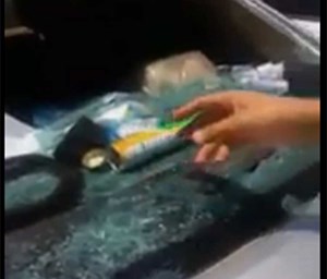 بالفيديو ..  انفجار داخل سيارة سعودي بسبب علبة "ملطف جو"
