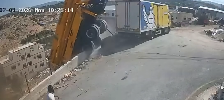 بالفيديو : حادث مروع في سلفيت ..  سائق مضخة إسمنت ينجو بعد سقوطها في منحدر