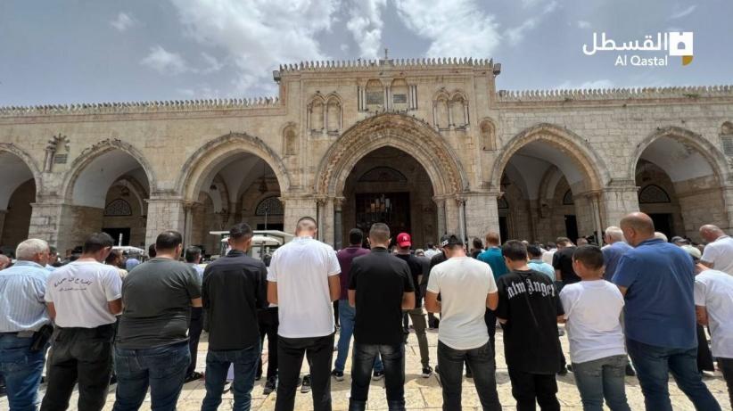 50 ألفـا يؤدون صلاة الجمعة بالأقصى