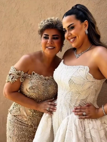 بالفيديو ..  مفيدة شيحة تفاجئ الجميع في زفاف ابنتها بحركة غير معتادة 