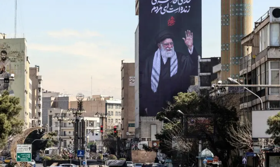 بمشاركة 50 مقاتلة ..  "إسرائيل" تستهدف مقرا محصّنا تحت الأرض لخامنئي في طهران