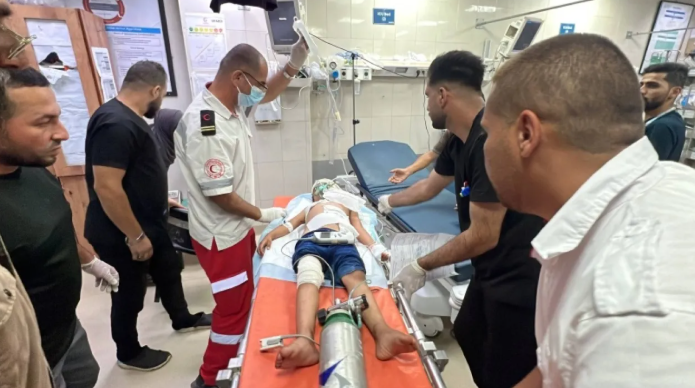 الاحتلال ينسف منازل شرق خان يونس وقصف مدفعي على طول الخط الأصفر