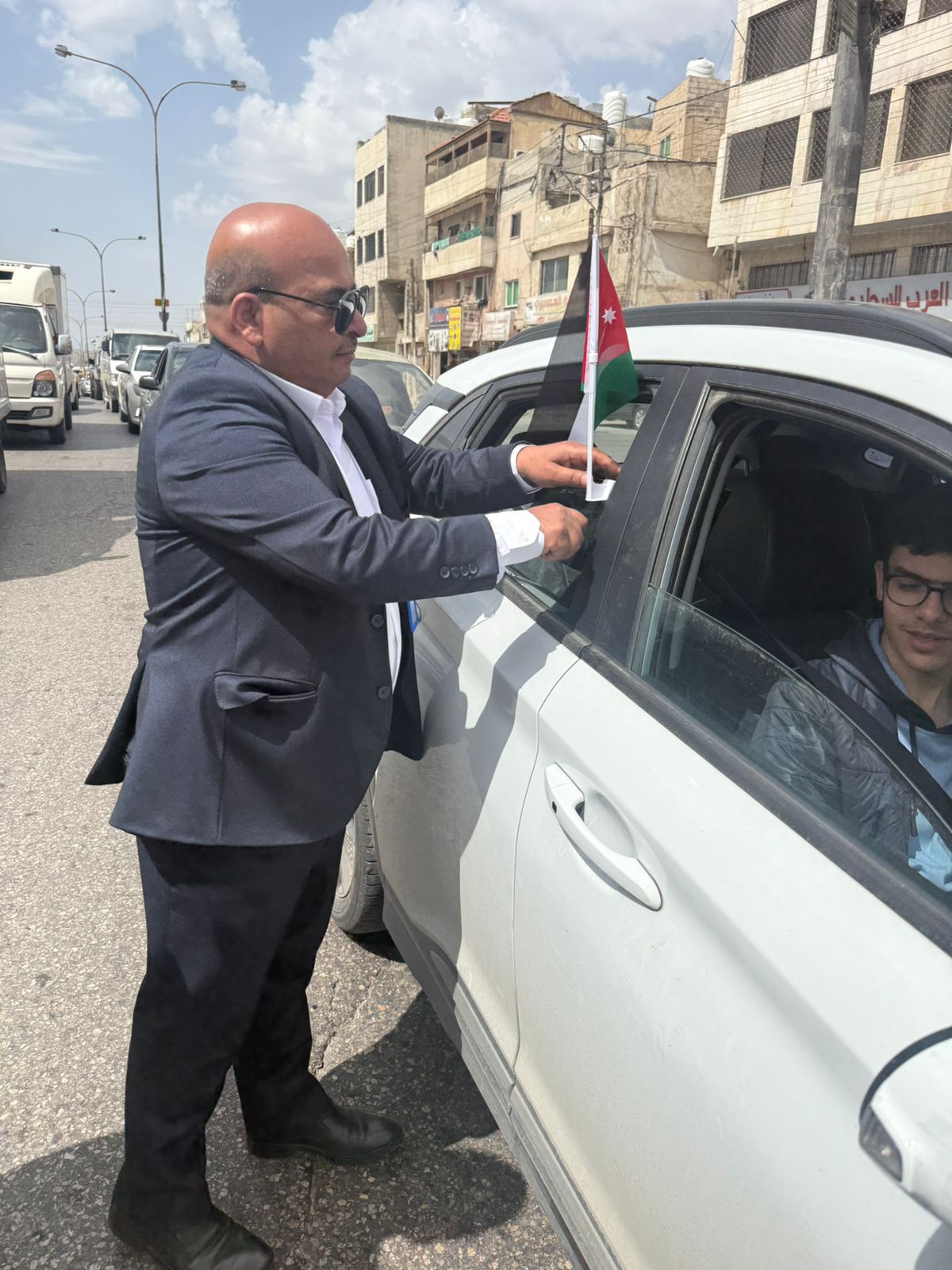 أمانة عمّان – منطقة اليرموك توزّع الأعلام احتفالاً بيوم العلم - صور 