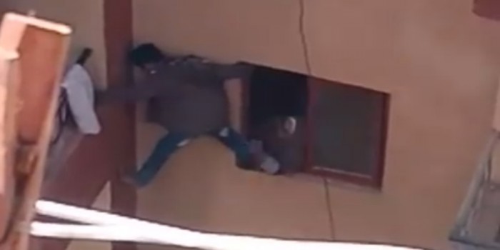 بالفيديو ..  سيدة تجبر طفلها على القفز من شباك إلى بلكونة شقتهما