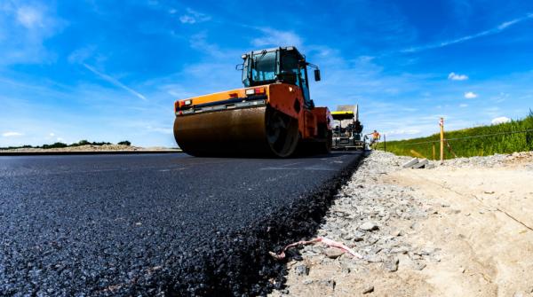 الأشغال تبدأ بأعمال صيانة طريق البحر الميت - الموجب