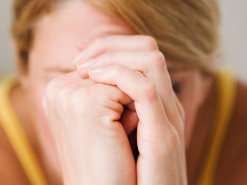 لماذا تتعرض النساء للكآبة أكثر من الرجال