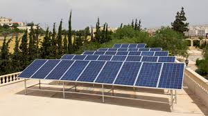مراقبون : وزارة الطاقة تضع تعقيدات كبيرة لمنع المواطنين من استخدام الطاقة الشمسية