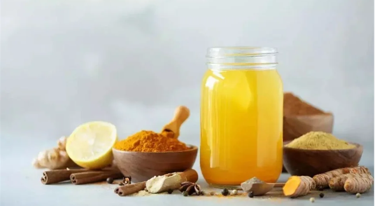 ماذا يحدث للجسم إذا تناولت ماء الليمون والكركم كل صباح؟