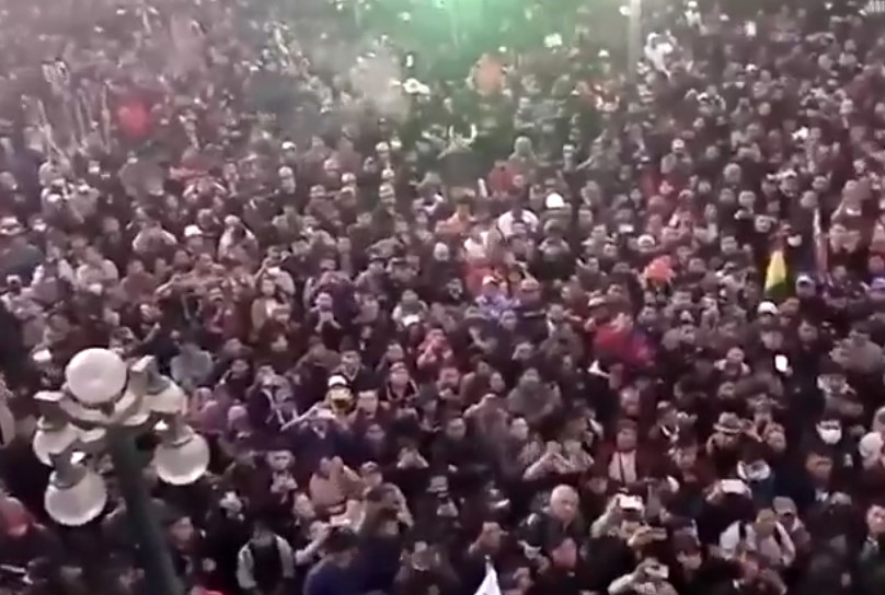 الانقلاب العسكري يعتلي منصات التواصل  ..  بوليفيا تختار الديموقراطية وتتمسك برئيسها أمام الانقلاب الأمريكي !