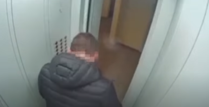 بالفيديو  ..  مشهدٌ مرعب  ..  رجلٌ يتسبّب باندلاع حريق داخل مصعد