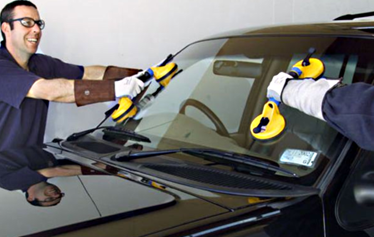 4 نصائح بسيطة للحفاظ على نظافة الزجاج الأمامي للسيارة