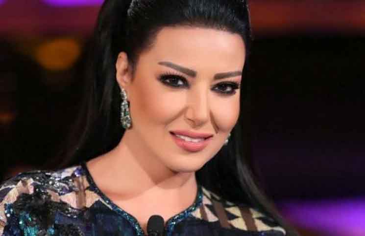بالصور  ..  سمية الخشاب تعلم الشباب طريقة تمييز الجمال الطبيعي عن البلاستيكي
