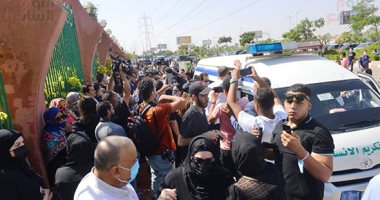 بالصور  ..  الانتهاء من صلاة الجنازة على جثمان محمود ياسين بمشاركة نجوم الفن