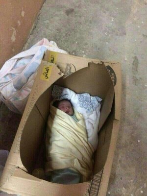 العثور على رضيع "لقيط" في كرتونة بجوار مسجد بالسعودية