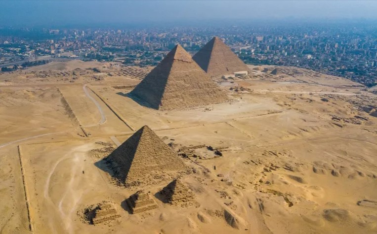 مصر ..  مراجعة ترميم هرم الجيزة الأصغر بعد موجة جدل