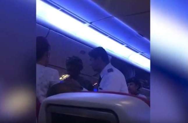 بالفيديو في قصة أغرب من الخيال ..  رجل يتسول داخل طائرة ركاب!