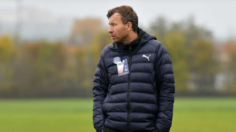 فضيحة تهز كرة القدم ..  مدرب يصور لاعبات في غرف الملابس سراً