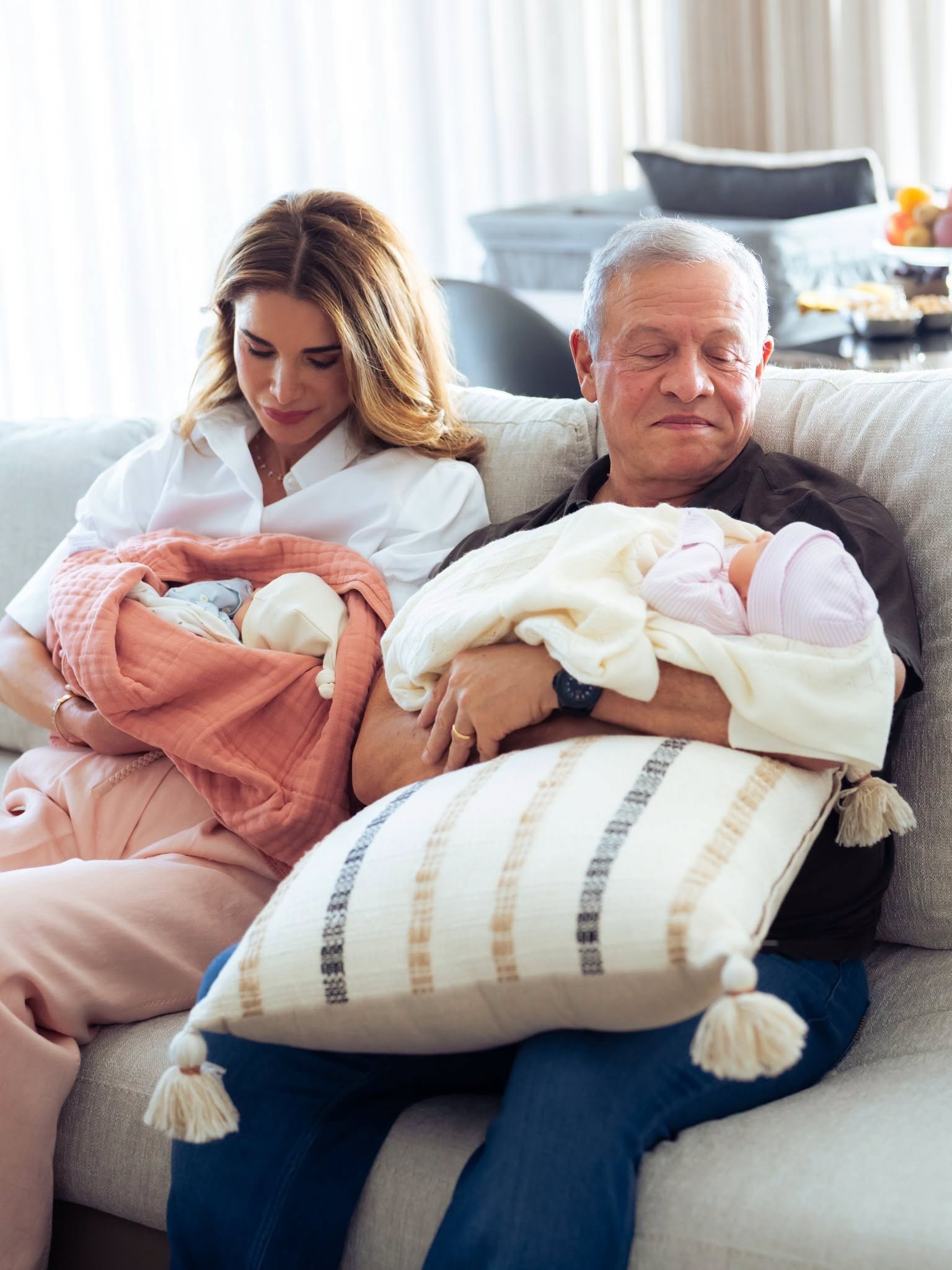 الملكة رانيا تنشر أولى صور توأم الأميرة إيمان: "نورت العيلة وكبرت الفرحة"