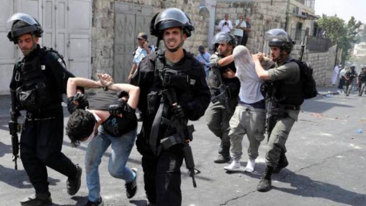 الاحتلال يعتقل طفلا ووالدته في بلدة العيسوية