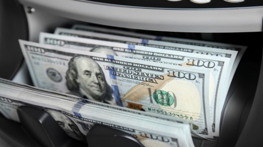 الدولار يتراجع بضغط من تقييم احتمالات خفض الفائدة