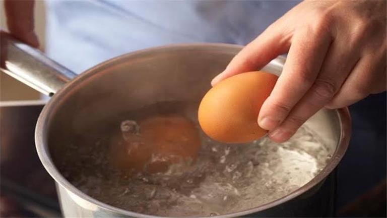 بالصور - هذا ما يحدث للبيض عند وضع الخل أثناء سلقه
