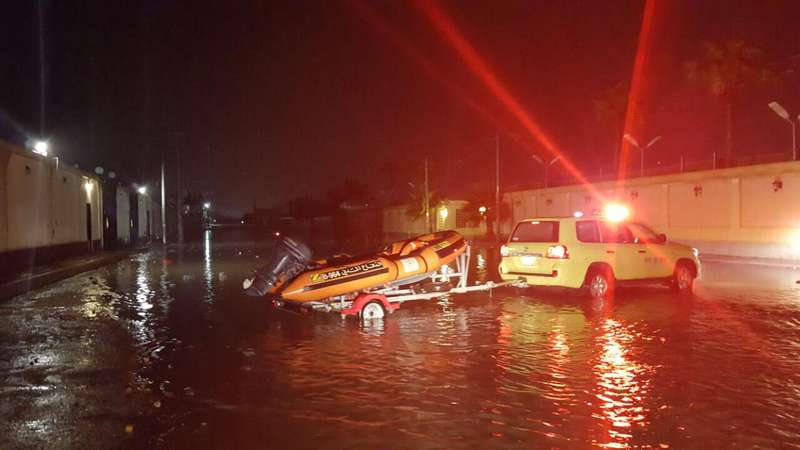 الرياض : السيول تحتجز 3 مركبات بداخلها 7 اشخاص 
