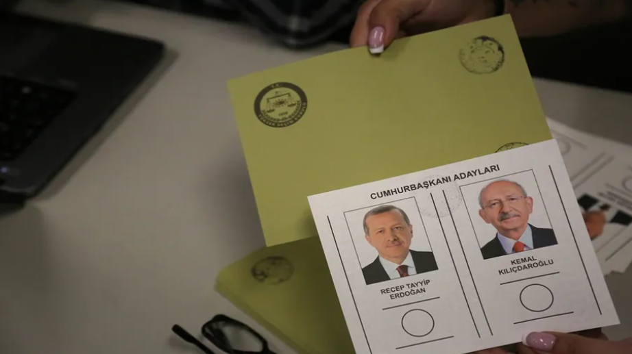 قطة وعروس ..  مشاهد تخطف الأنظار في انتخابات تركيا  ..  صور 