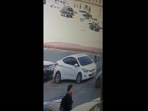 بالفيديو ..  لص يسرق محفظة سقطت من رجل أثناء نزوله من السيارة
