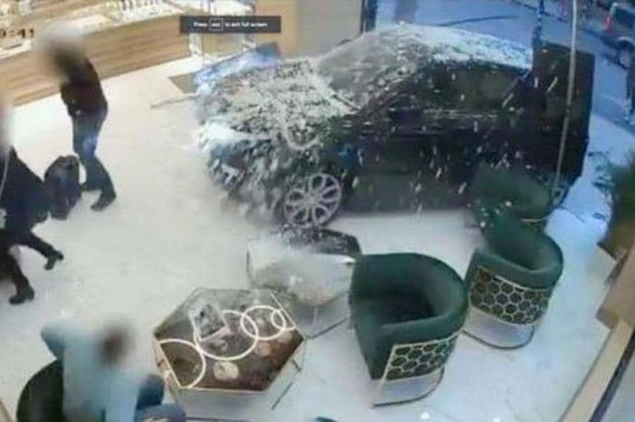 بالفيديو ..  شاهد لحظة اقتحام عصابة لمحل مجوهرات بسيارة في بريطانيا  