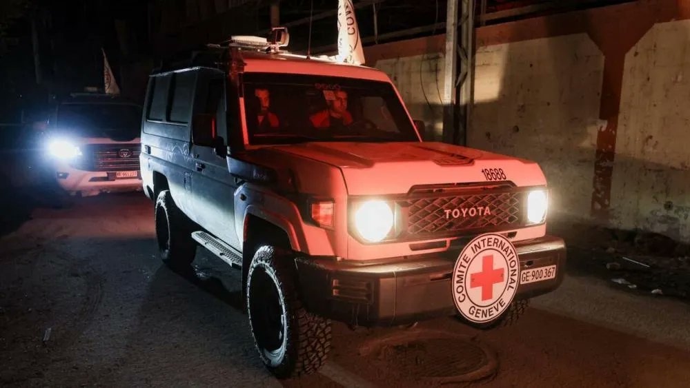 إعلام عبري: الصليب الأحمر يسلم "إسرائيل" 3 جثث