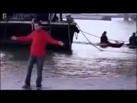 بالفيديو  ..  رجل يستطيع المشي على الماء